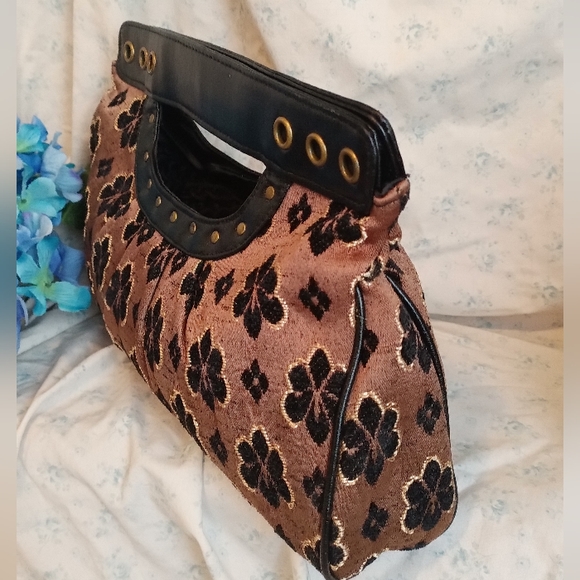 ⭐Apt.9 clutch⭐ (bundle 2 listing's with a ⭐ for $15.00) - Picture 7 of 7